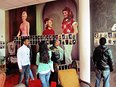 De jongeren vande wijkschool Feijenoord bezoeken de AFF! fototentoonstelling  in Afrikaanderwijk